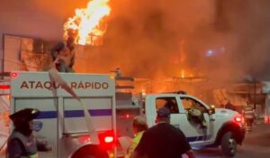 ¿Qué pasó en La Merced HOY? INCENDIO consume puestos cerca del Mercado de Sonora CDMX