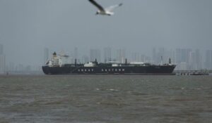 Pese a tregua, Irán ‘controla’ estrecho de Ormuz: Incauta dos buques y ataca un tercero