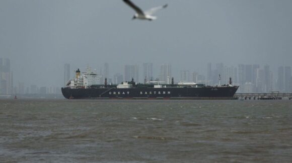 Pese a tregua, Irán ‘controla’ estrecho de Ormuz: Incauta dos buques y ataca un tercero