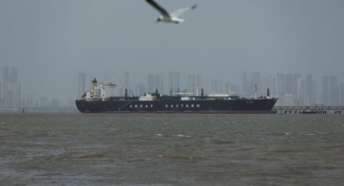 Ataques en Ormuz: Irán detiene dos barcos y abre fuego contra otro