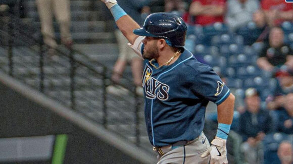 Jonathan Aranda conecta su séptimo jonrón de la temporada en la victoria de Rays ante Guardians