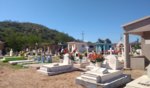 Se prepara el panteón municipal de Empalme para recibir el Día de las Madres