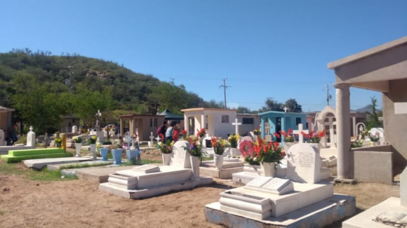 Se prepara el panteón municipal de Empalme para recibir el Día de las Madres