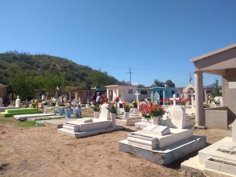 Se prepara el panteón municipal de Empalme para recibir el Día de las Madres