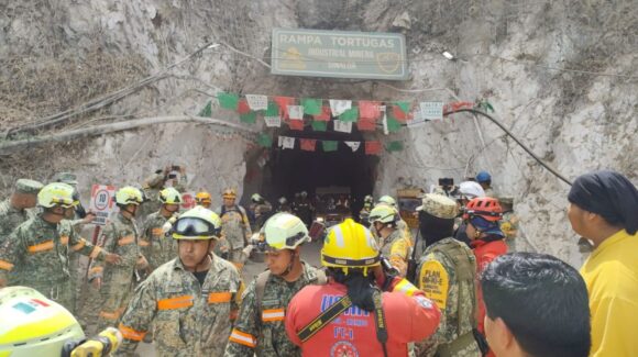 VIDEO: Logran rescatar con vida a minero tras derrumbe en El Rosario, Sinaloa