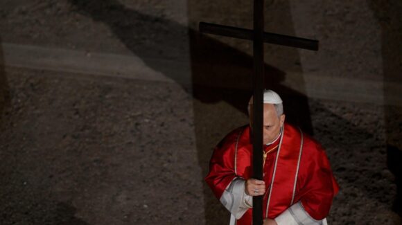 Retoma la tradición: Papa León XIV lleva la Cruz en las 14 estaciones del vía crucis en el Coliseo de Roma