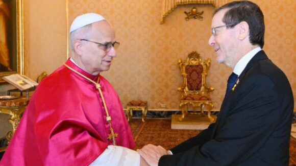 Papa León XIV busca la paz en Medio Oriente: Sostiene llamada con presidente de Israel