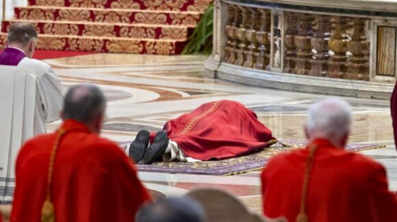 VIDEO: Papa León XIV revive tradición y ora tendido este Viernes Santo