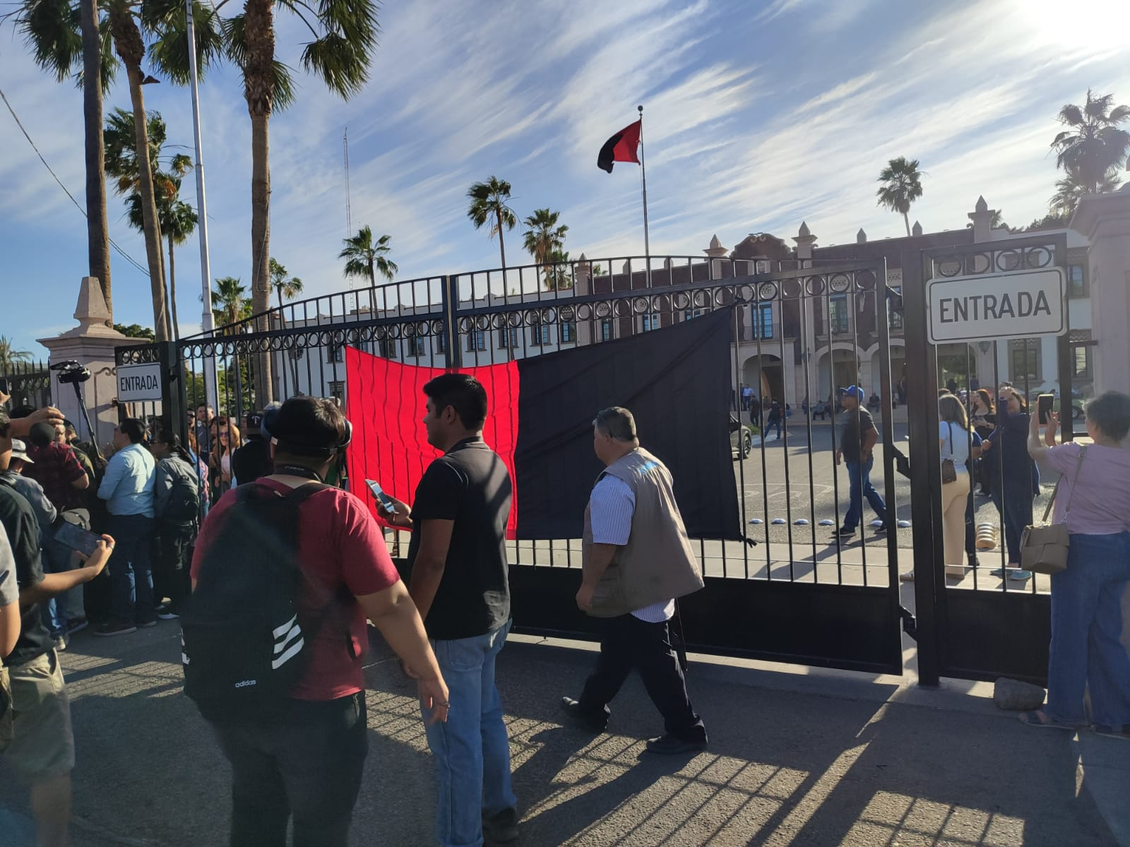 Con el grito de "huelga" entra en paro la Universidad de Sonora en Hermosillo