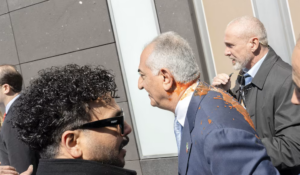 Atacan con líquido rojo a Reza Pahlavi, príncipe iraní, tras conferencia en Berlín