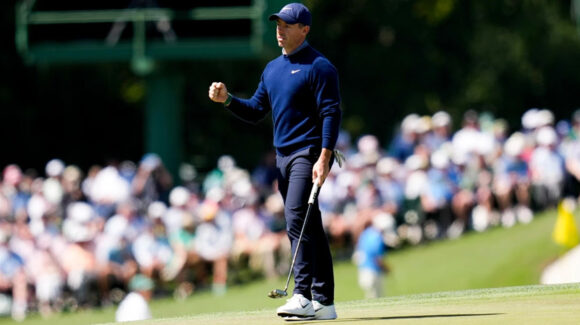 McIlroy inicia fuerte la defensa de su título en el Masters de Augusta y toma el liderato