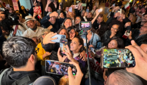 “¡Es un honor estar con Claudia hoy!”: Entre cantos y vitores mexicanos reciben a Sheinbaum en Barcelona