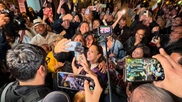 “¡Es un honor estar con Claudia hoy!”: Entre cantos y vitores mexicanos reciben a Sheinbaum en Barcelona