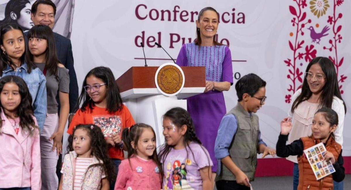 Sheinbaum inicia entrega de becas y recibe a niñas y niños en Palacio Nacional