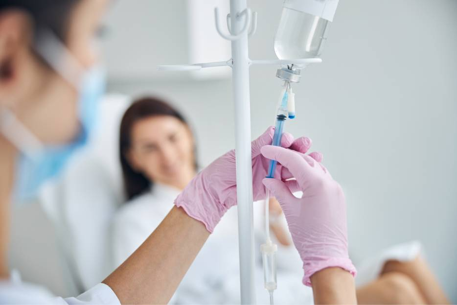 Autoridades de salud analizan sueros vitaminados en Hermosillo para investigación de las 6 muertes; Coesprisson supervisa instituciones de salud en Sonora