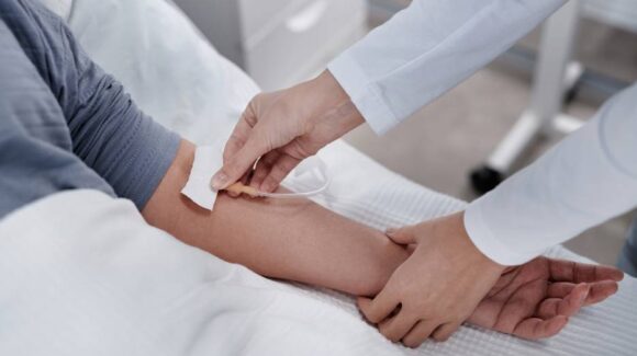 Operaba en Obregón clínica ligada a casos graves por sueros vitaminados; se investiga posible expansión del riesgo