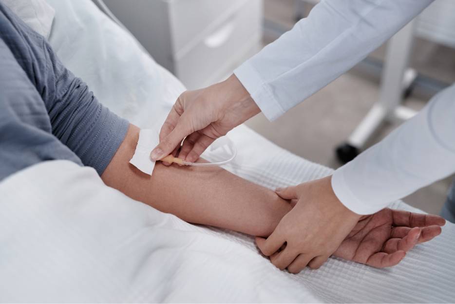 Operaba en Obregón clínica ligada a casos graves por sueros vitaminados; se investiga posible expansión del riesgo