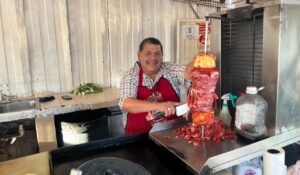 Juan Francisco Torres, más de cuatro décadas asando carne en Empalme