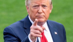 Trump celebra apertura del Estrecho de Ormuz, pero mantiene bloqueo naval contra Irán