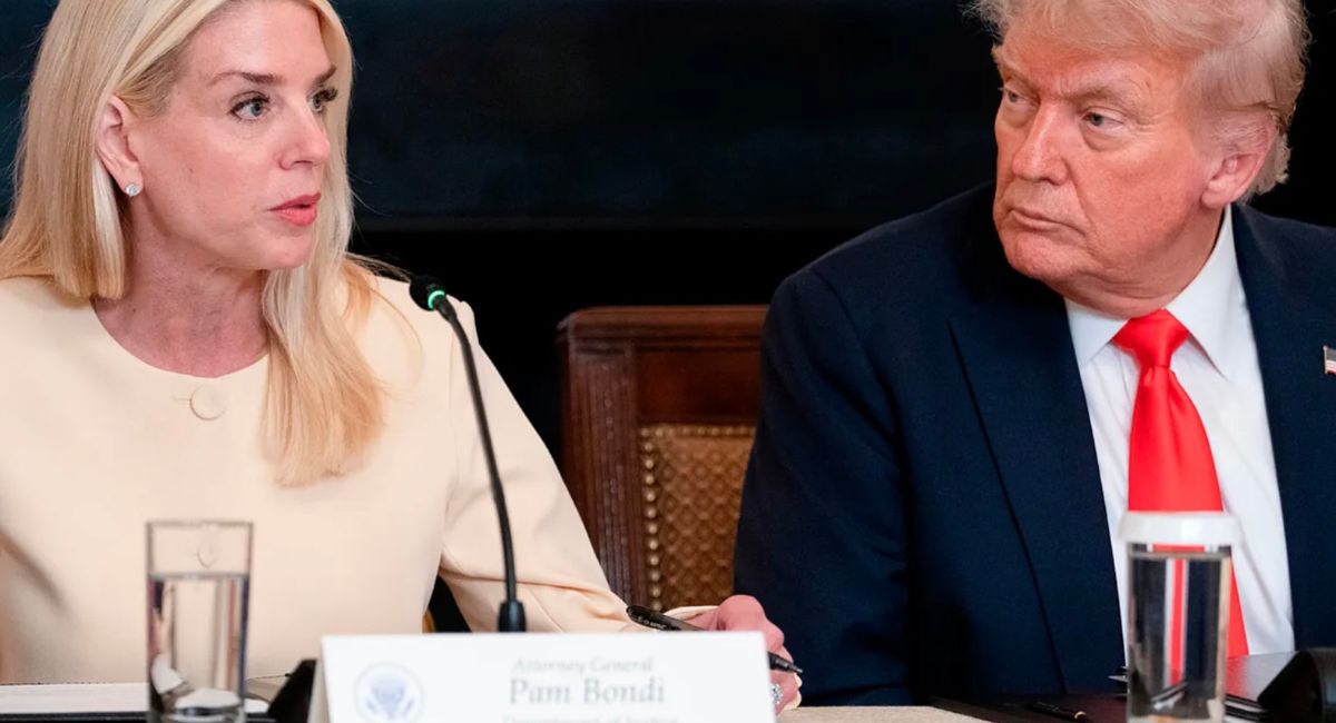 Trump anuncia salida de Pam Bondi y nombra relevo interino