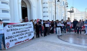 Docentes de la Unison salen a marchar: Exigen aumento salarial y mejores condiciones laborales