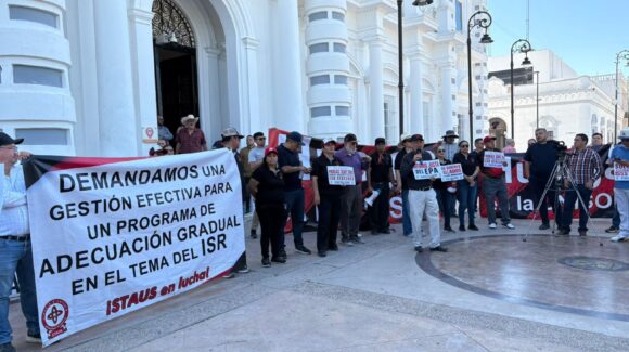 Docentes de la Unison salen a marchar: Exigen aumento salarial y mejores condiciones laborales