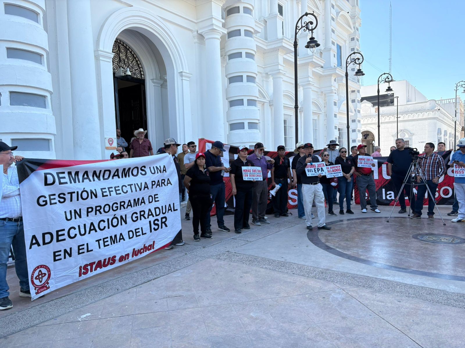Docentes de la Unison salen a marchar: Exigen aumento salarial y mejores condiciones laborales