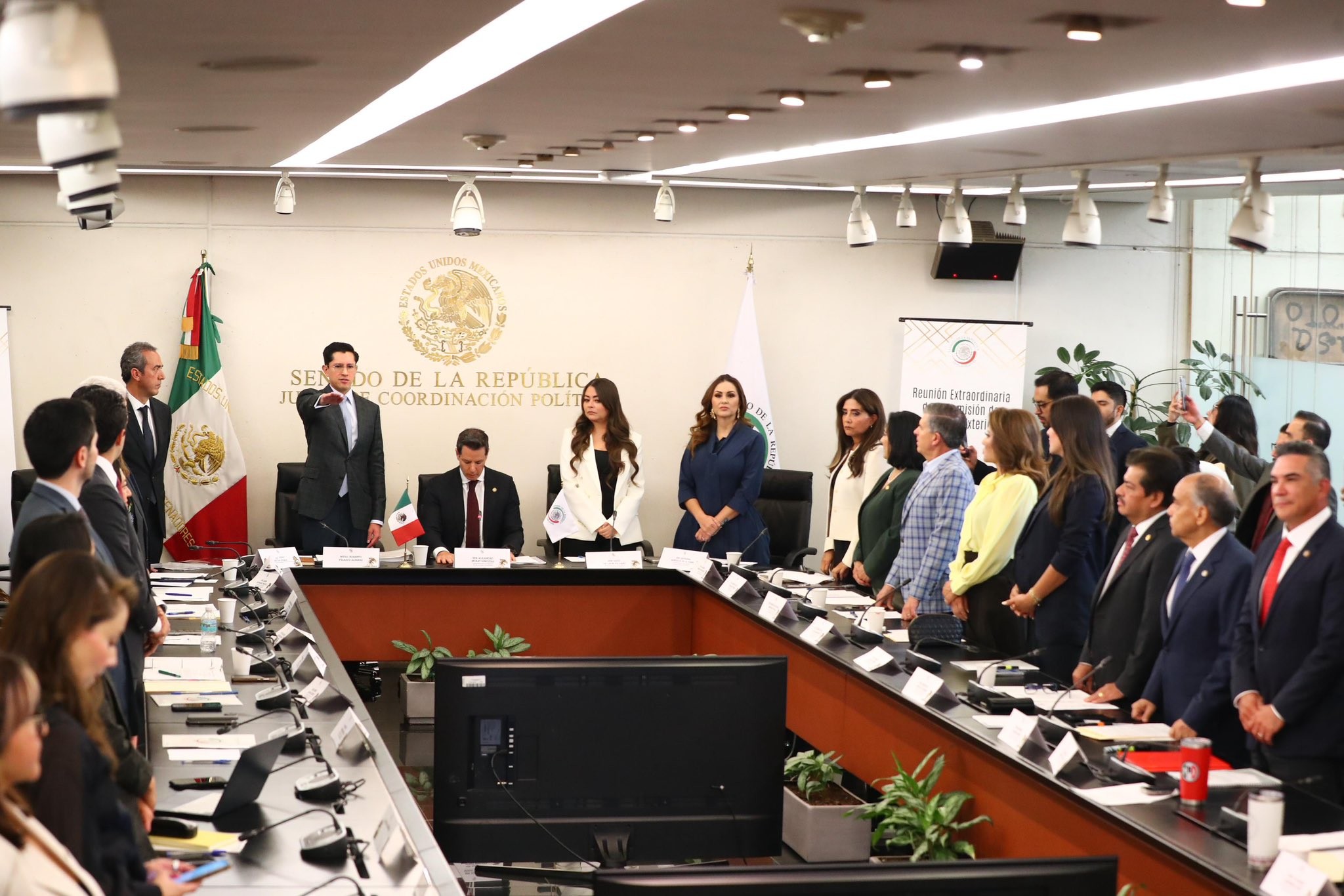 Senado da luz verde a Roberto Velasco como canciller de México al frente de la SRE