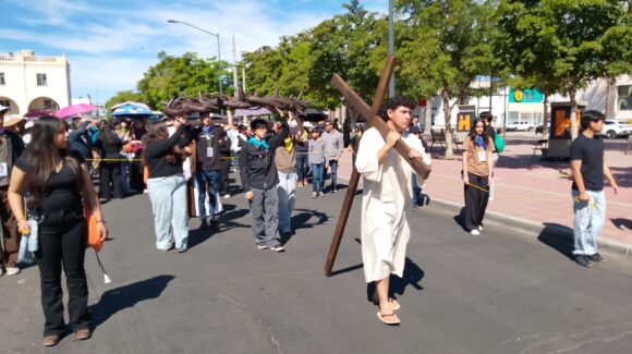 Acuden ciudadanos a Viacrucis a la Catedral Metropolitana de Hermosillo este viernes