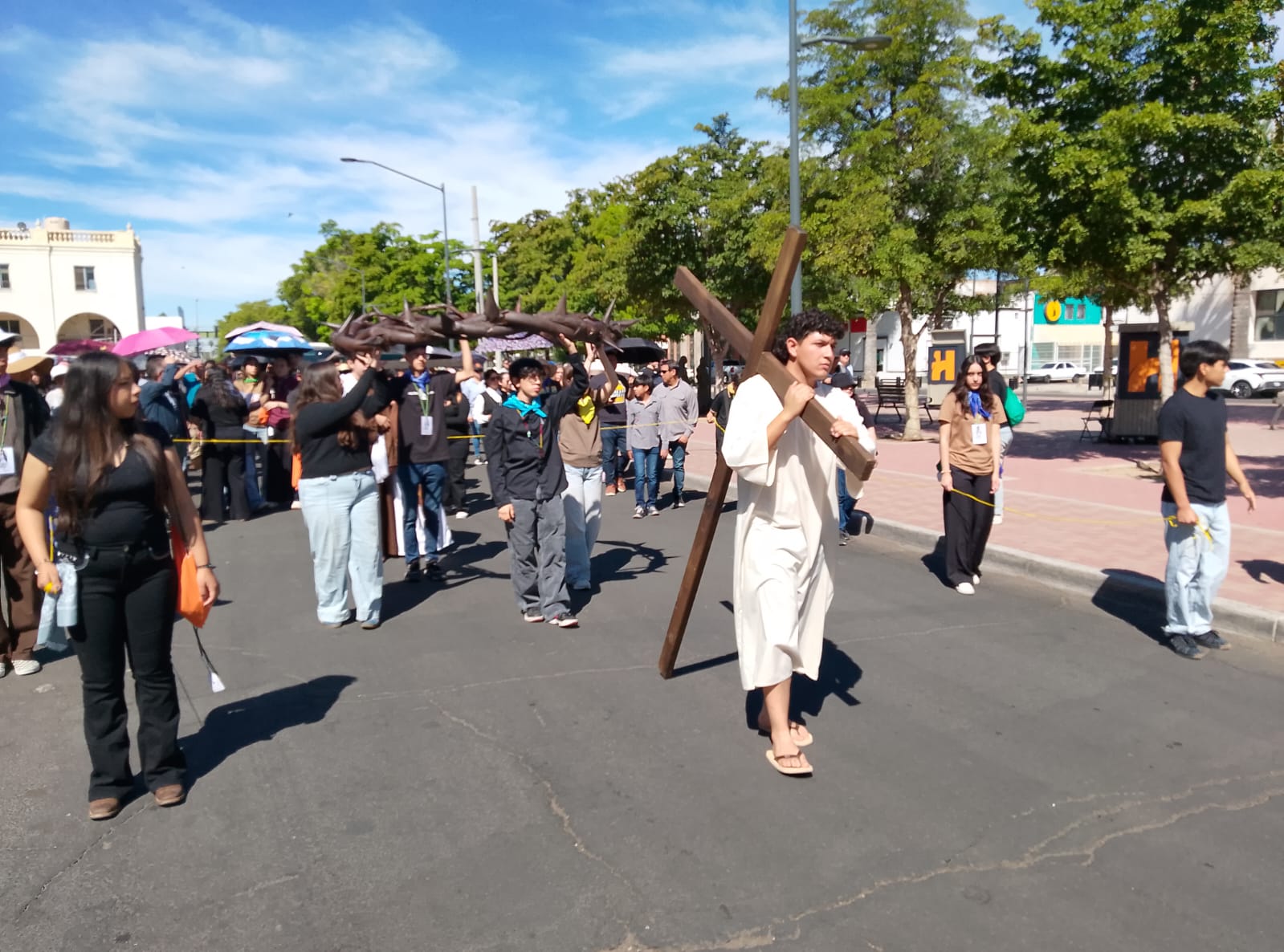 Acuden ciudadanos a viacrucis a la Catedral Metropolitana de Hermosillo este viernes