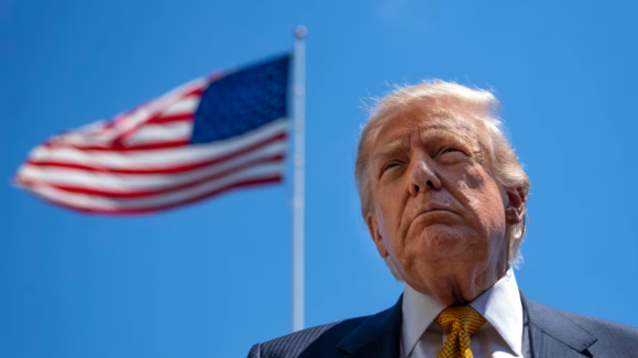 ¿Golpe a las remesas de México? Trump firma orden para que bancos revisen el estatus migratorio de sus clientes