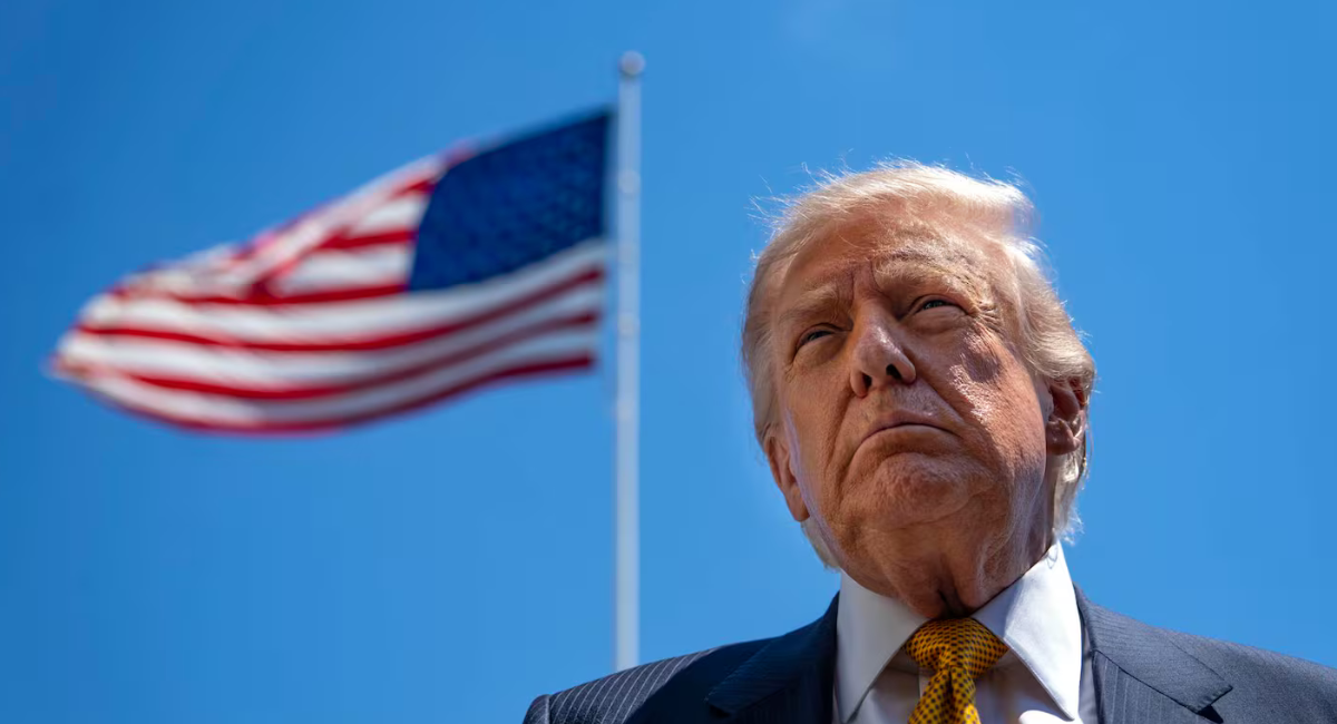 ¿Golpe a las remesas de México? Trump firma orden para que bancos revisen el estatus migratorio de sus clientes