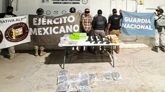 Descubren armas largas y munición en compartimento secreto de vehículo; el conductor fue detenido