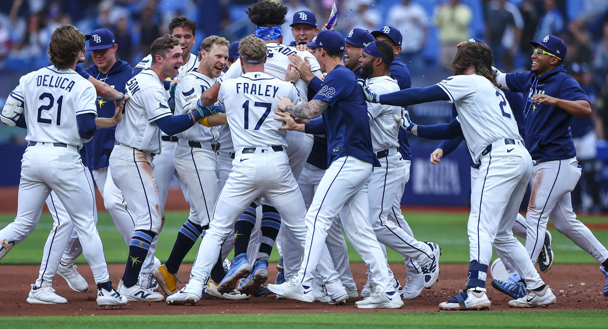 Los Rays festejan con el mexicano, después de que este impulsara el triunfo con su sencillo