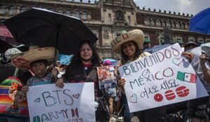 ARMYS llegan al Zócalo Capitalino para ver a BTS en el Palacio Nacional