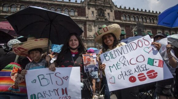 ARMYS llegan al Zócalo Capitalino para ver a BTS en el Palacio Nacional