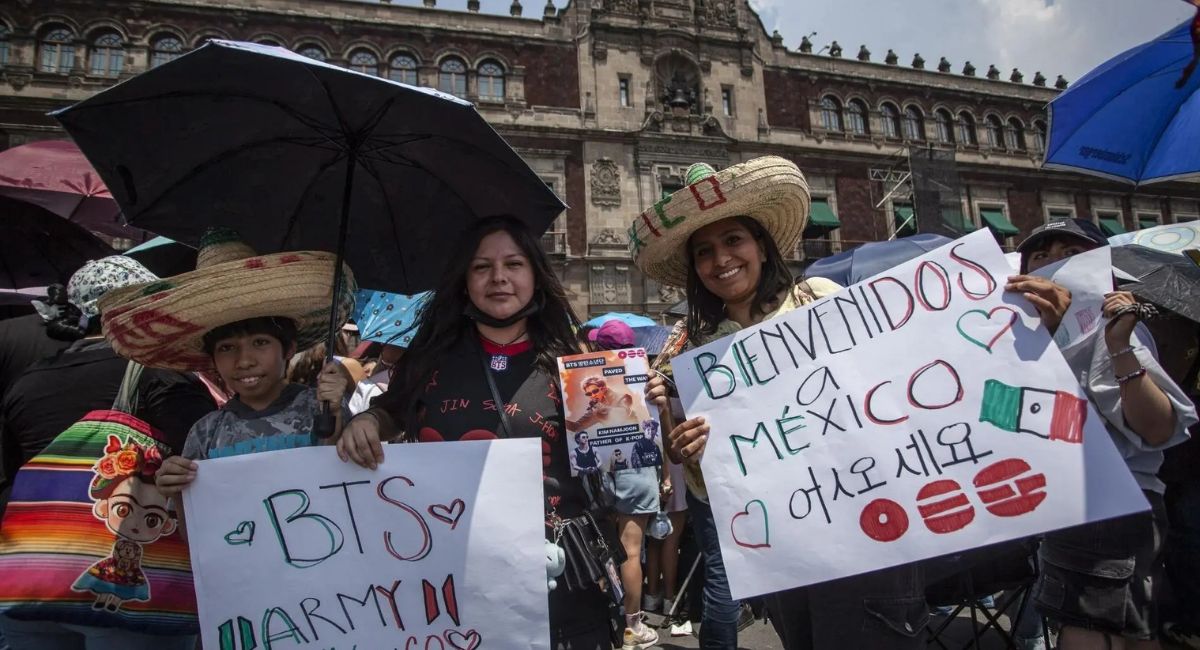 ARMYS llegan al Zócalo Capitalino para ver a BTS en el Palacio Nacional