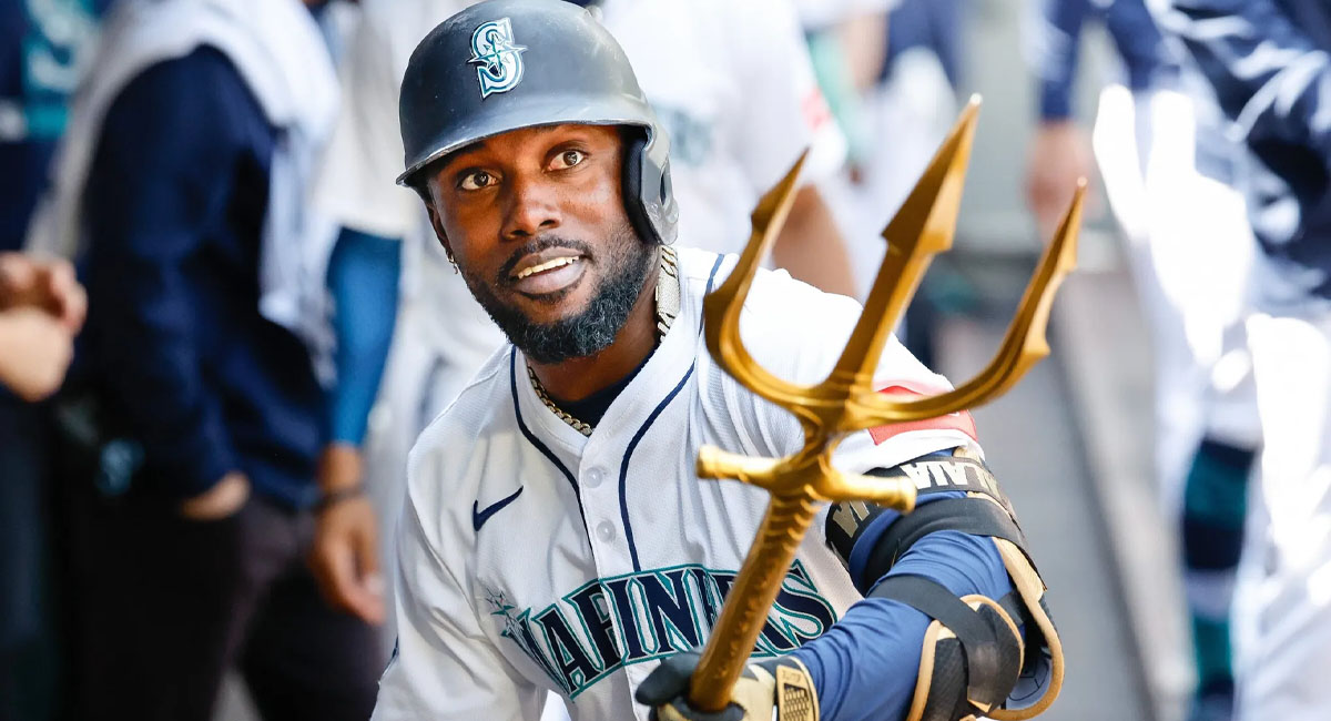 Arozarena festeja en el dugout después de su jonrón que le dio ventaja a los Mariners