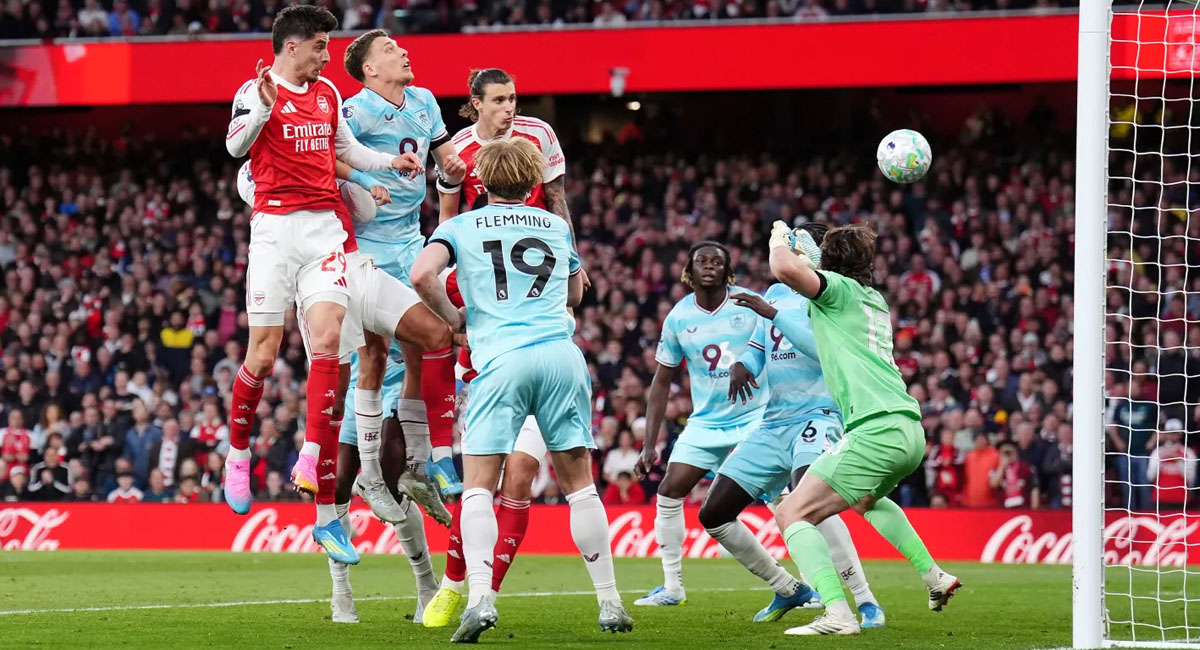 Havertz (26) se eleva sobre los defensa del Burnley para cabecear y anotar el tanto del triunfo de los Gunners