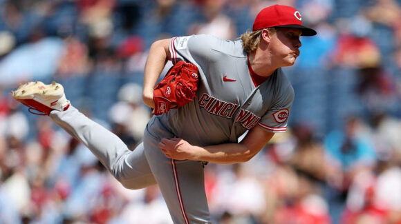 Andrew Abbott tiene sólida apertura y los Reds aseguran la serie de visita ante Philadelphia