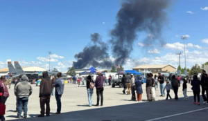 ¡Impactante! Dos aviones militares chocan durante espectáculo aéreo en base de Estados Unidos
