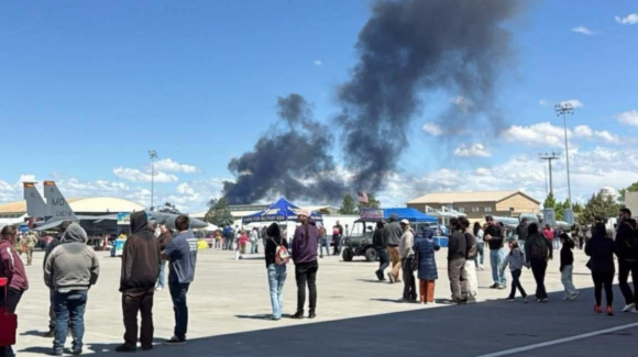 ¡Impactante! Dos aviones militares chocan durante espectáculo aéreo en base de Estados Unidos