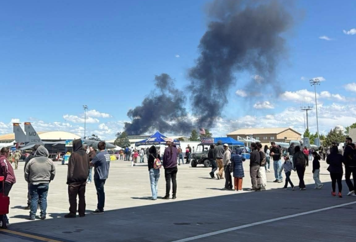 ¡Impactante! Dos aviones militares chocan durante espectáculo aéreo en base de Estados Unidos.
