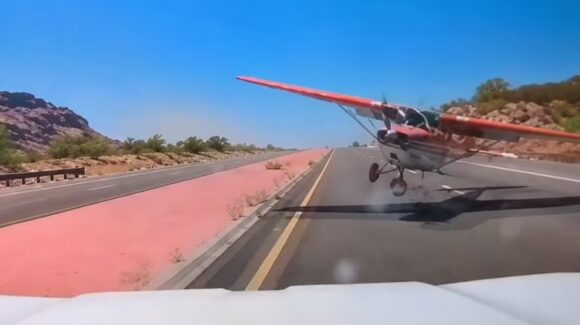 ¡Impactante! Avioneta aterriza de emergencia en autopista de Arizona