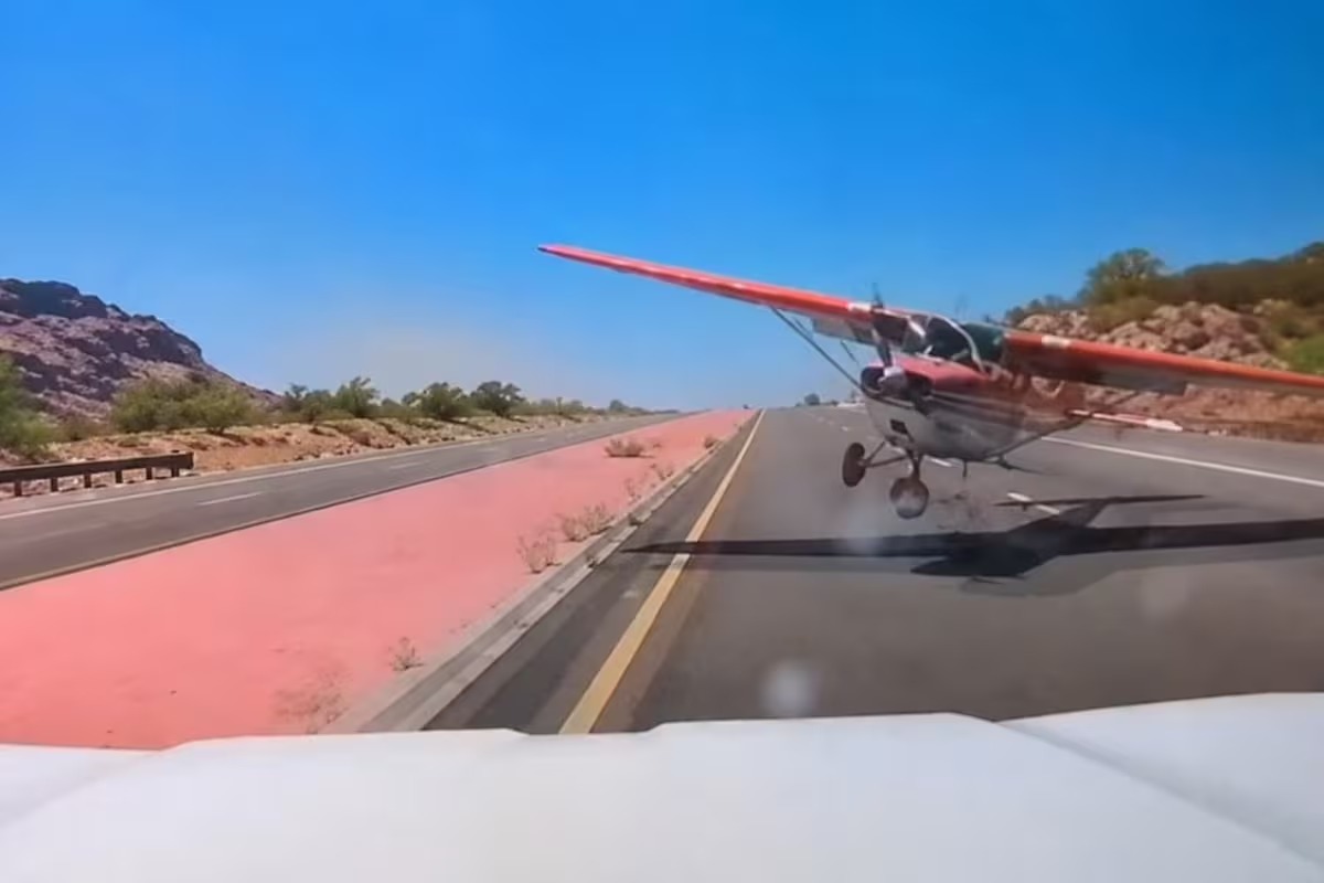 ¡Impactante! Avioneta aterriza de emergencia en autopista de Arizona.