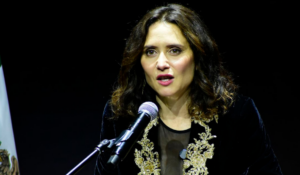 Ayuso acusa a Pedro Sánchez y a Claudia Sheinbaum de no garantizar su seguridad en México