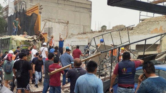 VIDEO: Barda de edificio en restauración se derrumba en CDMX; hay por lo menos cuatro heridos