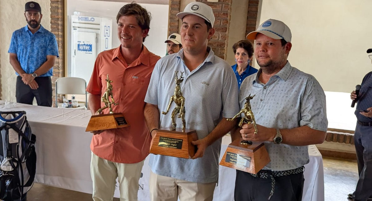 Barnetche en el podio de ganadores, junto a Gilberto Félix y Luis Reyes