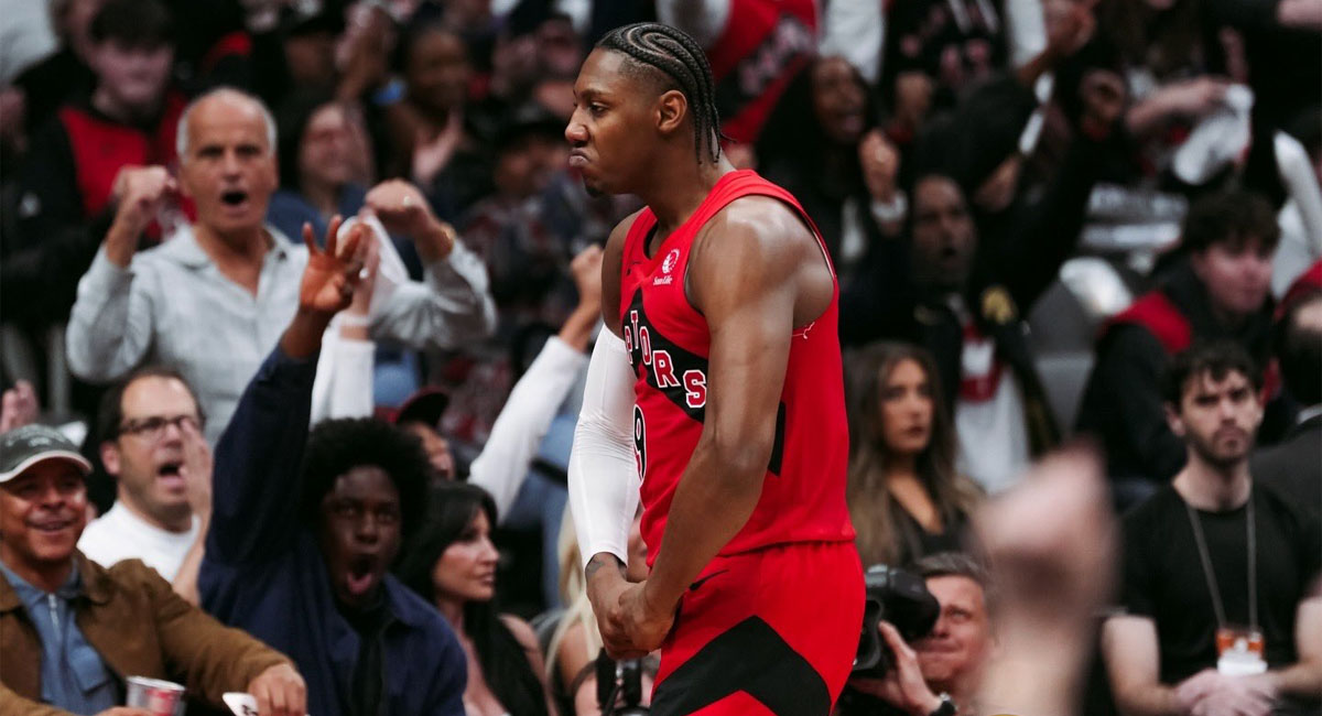 Barrett festeja con los aficionados de Toronto, después de su espectacular canasta