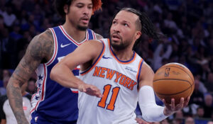 Encabezados por Brunson, Knicks aplastan a los 76ers al inicio de su serie de segunda ronda